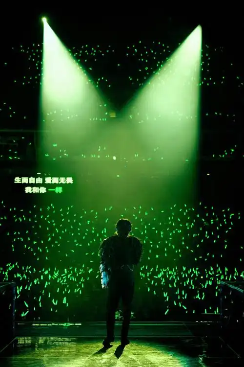 "我脑海里浮现(一巡的)场景",配图是小汤的星海和"唯爱王源"  一巡