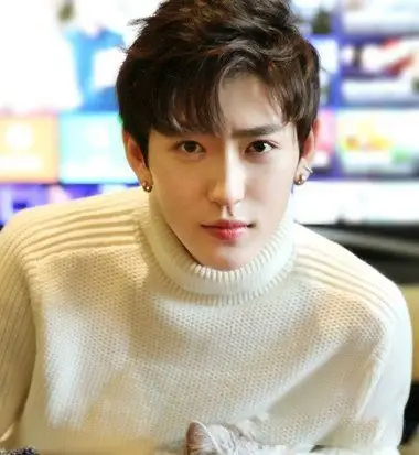 男生发型之韩式二八偏分卷发