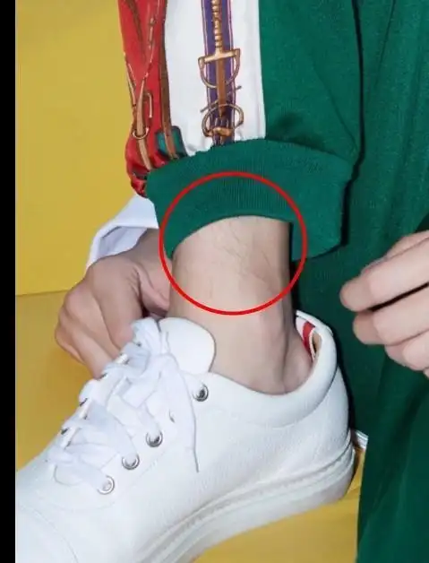 有种"荷尔蒙"叫王俊凯,当他露出脚腕那瞬间:你们是魔鬼吗?