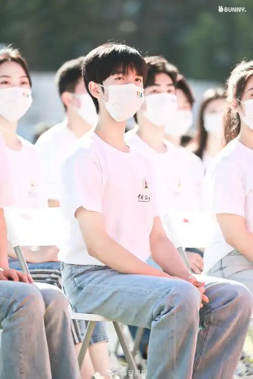 中国传媒大学2022开学典礼#举行,贺峻霖作为大一新生参加了学校开学