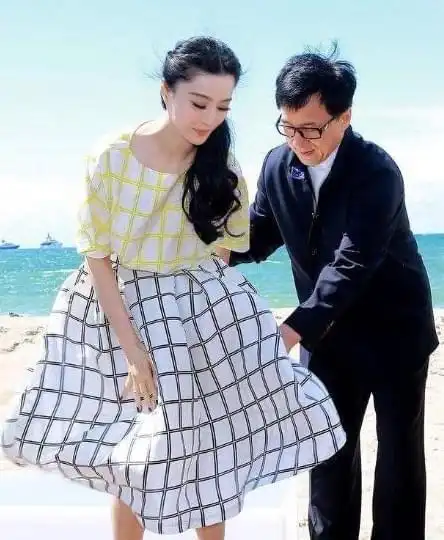 原来当年范冰冰主动抱成龙是为了给大哥解围她真是吃了长相的亏