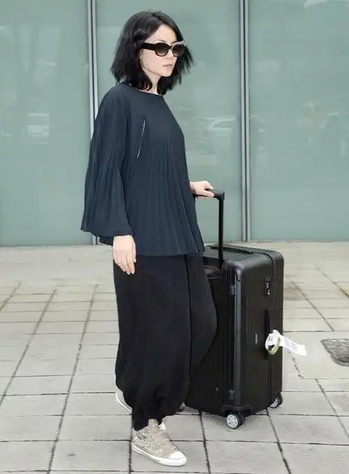 王菲美得好高级,穿黑色修身针织裙秀出竹竿身材,瘦到令人生怜