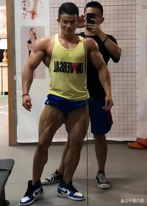 我农村小伙,19岁参加健美比赛,没想到"晒肌肉"要长达8个小时