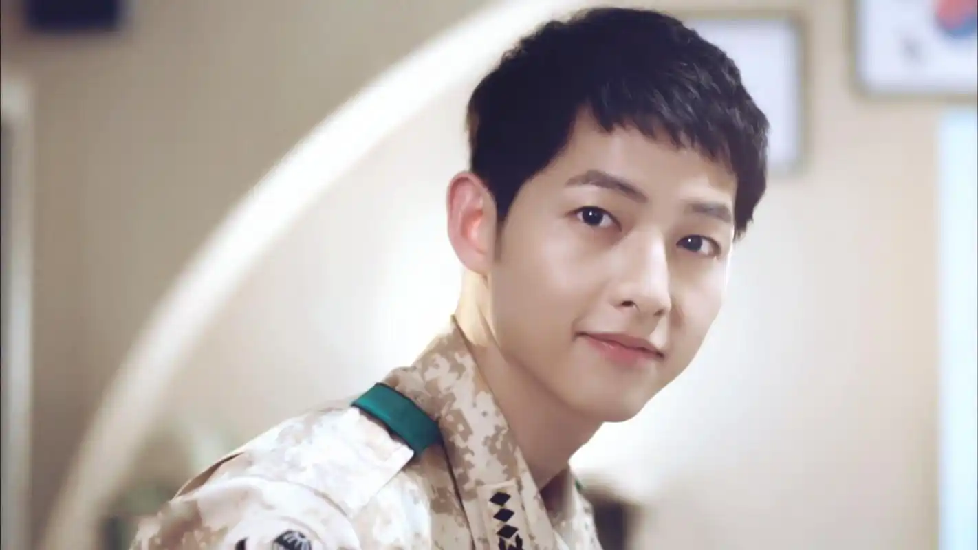 宋仲基《太阳的后裔》第八集剧照回头微笑桌面壁纸