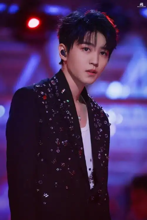 把王俊凯焊舞台上##把凯皇焊舞台上