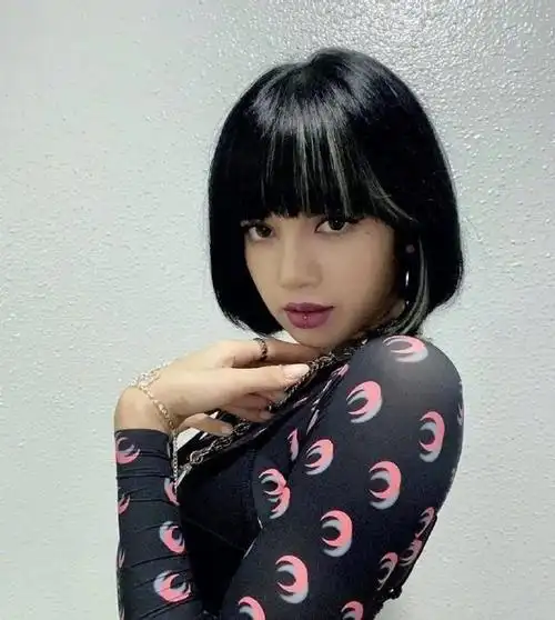 显白神器lisa的黑茶色短发真好看是路人都会惊艳的程度