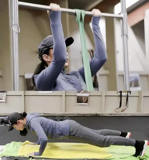 刘亦菲素颜深夜街头骑行!