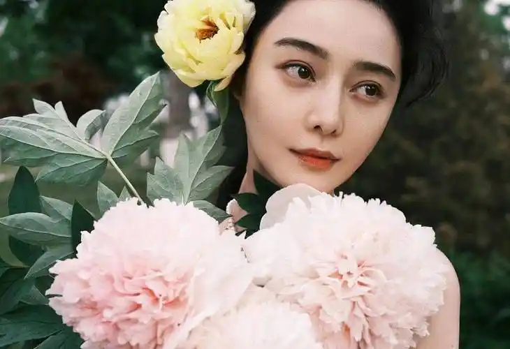 范冰冰碎花裙搭珍珠项链徜徉花海夏日牡丹写真美得沁人心脾