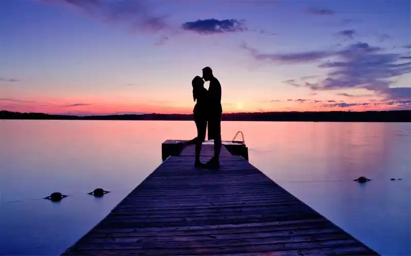 唯美青年情侣高清宽屏桌面壁纸图片下载