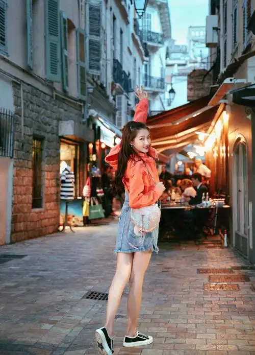 关晓彤亮橙牛仔服漫步戛纳街头,秀长腿展现青春活力