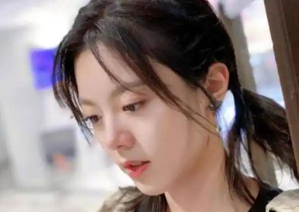 除此之外还有一位小童星赵今麦也是在她旗下的并且现在的王京花依旧在