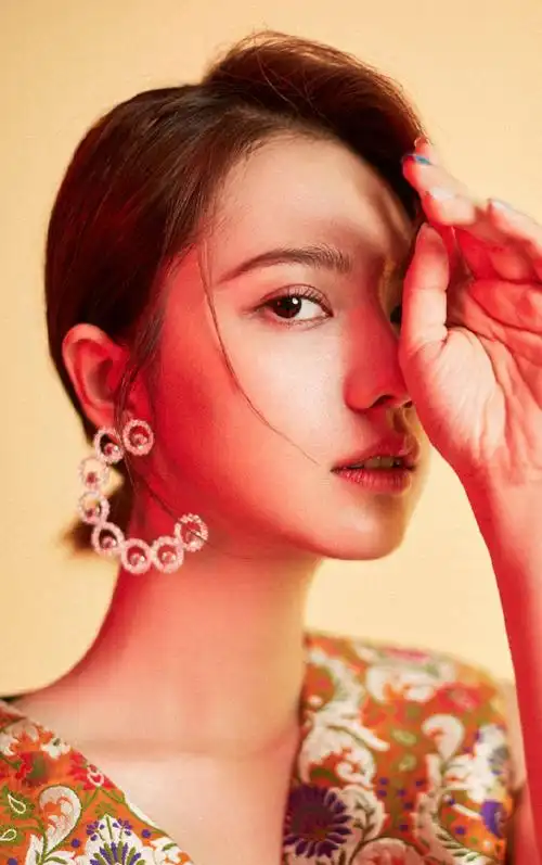 简介:姜珮瑶时尚百变写真大片,分享一组姜珮瑶图片给大家,图中的明星