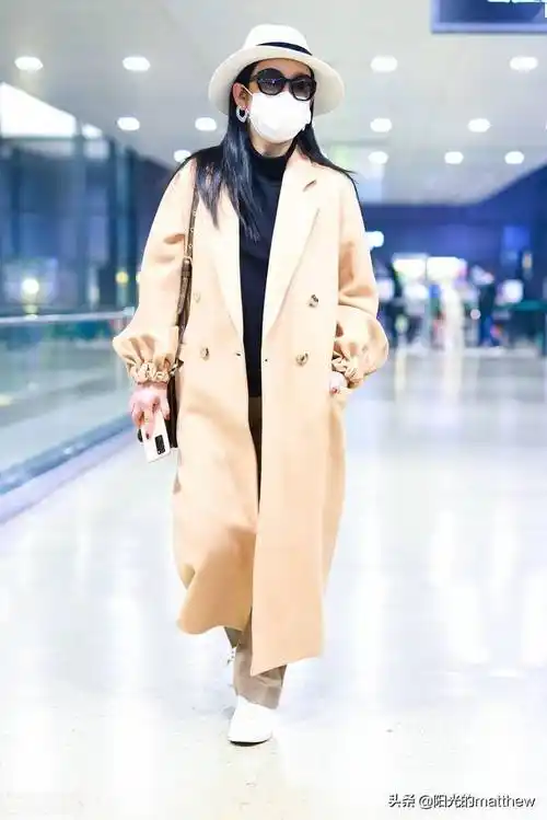 街拍:秦海璐身穿驼色大衣搭休闲长裤时尚大方气质动人_机场_上海