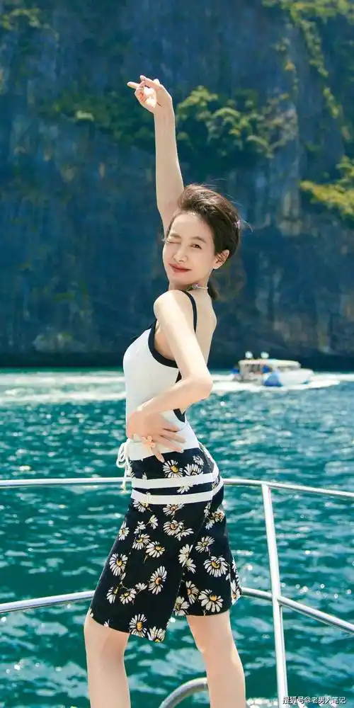 宋茜泰国假期写真壁纸,海风阳光泳衣配裤衩,短发浪漫纯欲风满满_时尚