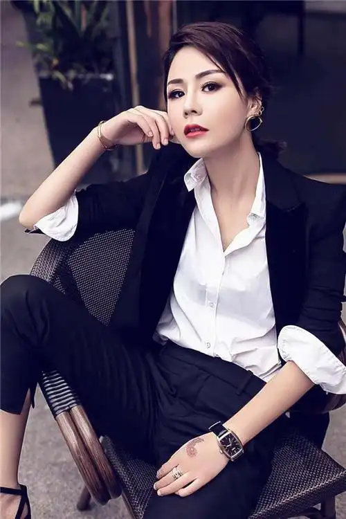 花姐酷狗首唱《夜之光》 表白粉丝超温暖