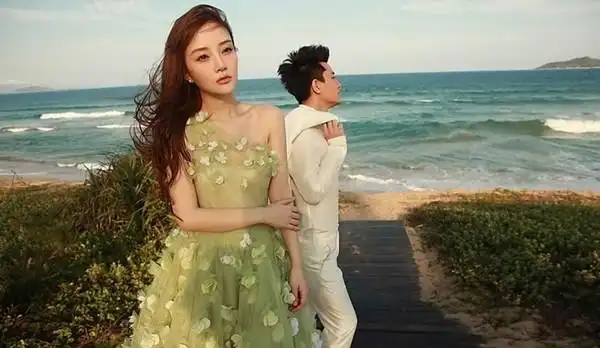 李小璐贾乃亮海边婚纱照飘逸唯美