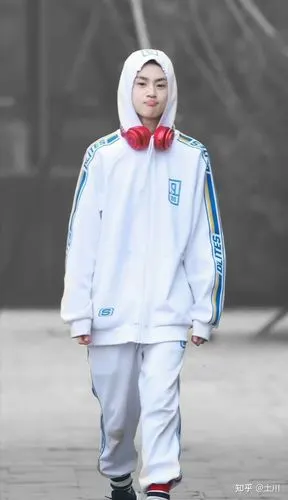 小鬼王琳凯全身照有没有?在线等? - 知乎