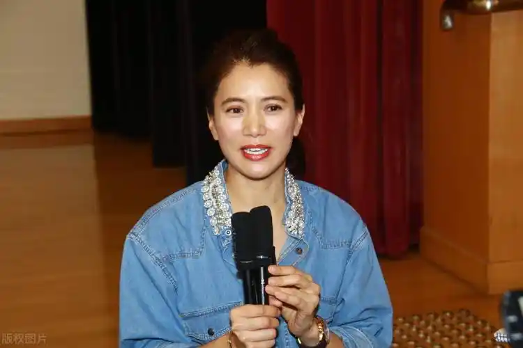 第三位:袁咏仪.她是1990年香港小姐冠军以及最上镜小姐奖.