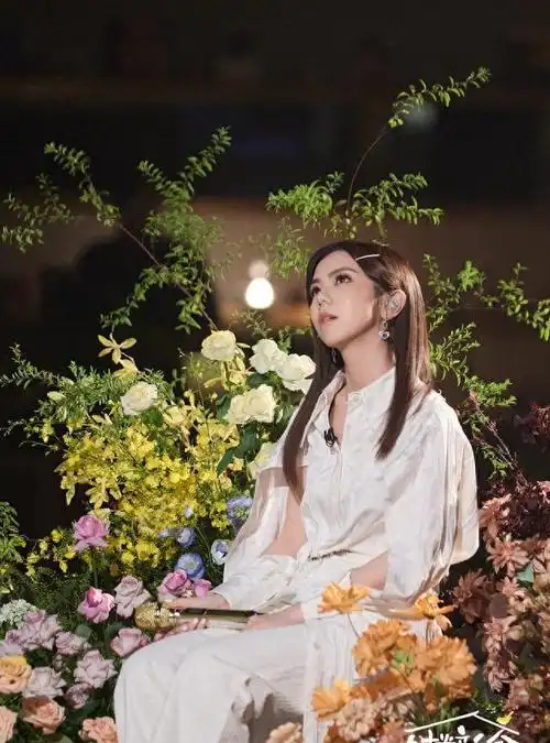 邓紫棋,还是一如既往的漂亮,与造型师男友感情稳定,疑似同居|华晨宇