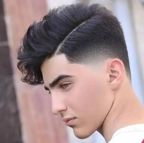 有点苦酷的男生发型