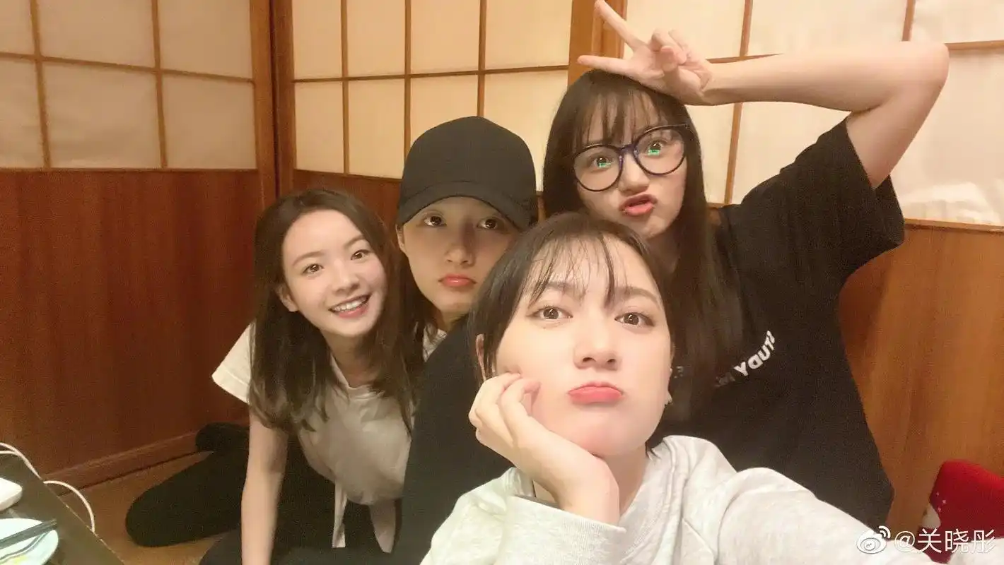 关晓彤晒九宫格闺蜜合影 #二十不惑2 #闺蜜 #每一张照片 - 抖音