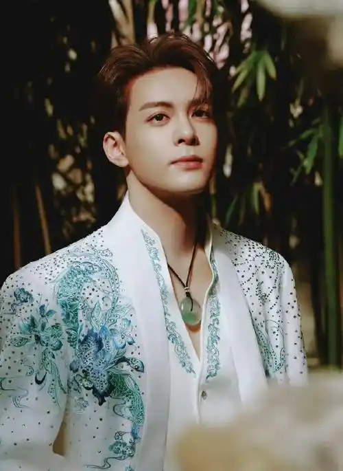 杨紫接z骗代言?曾舜晞肖宇梁真情侣?范丞丞演技拉胯?_俩人_直播