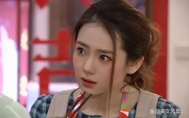 才造就了如此水灵的戚薇,2006年在《我型我秀》中脱颖而出,同年与