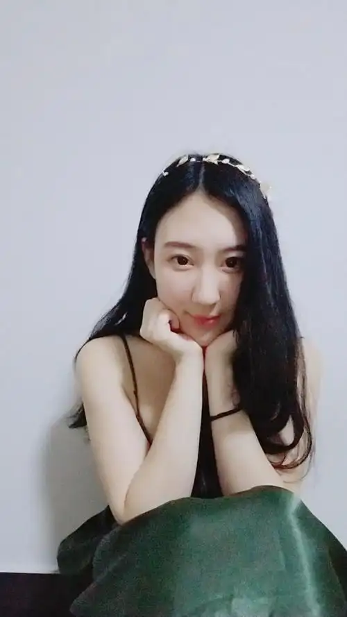 长脸中庭长鼻子大的女生适合什么发型