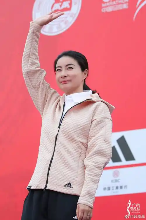 郭晶晶下嫁百亿顶级豪门后,三块钱的发圈一直戴,"华服"不过千元