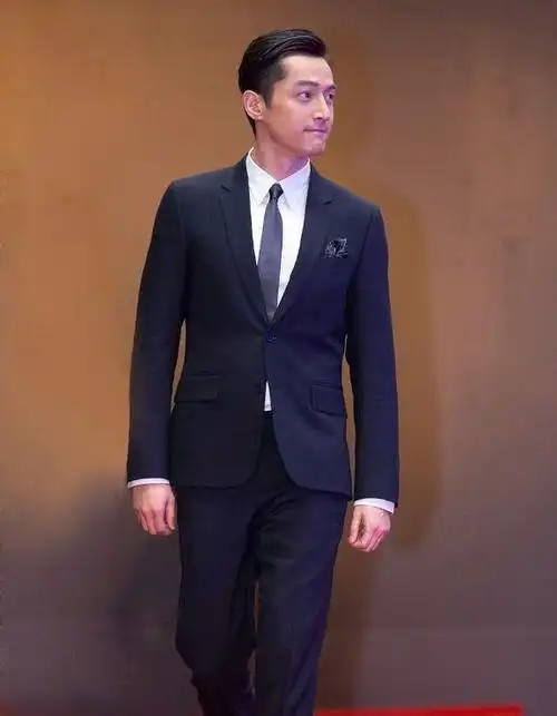 36岁胡歌亮相戛纳盛典,一身休闲look搭配偏分小卷发,man感十足|西装