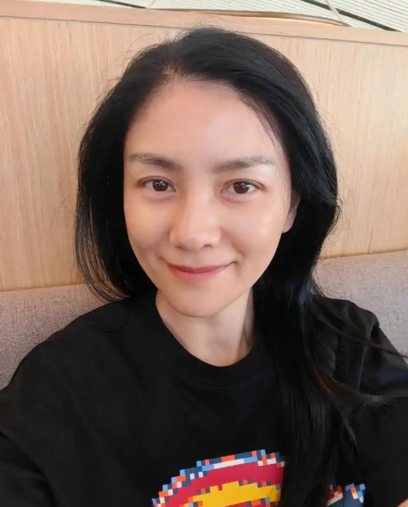 胡可晒素颜照,发际线上移发量稀疏,岁月不饶人.