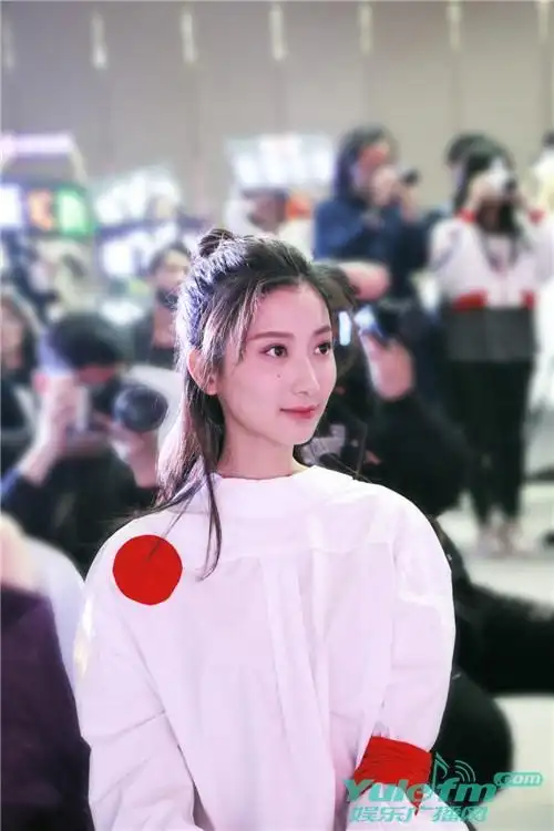 蒲萄与季肖冰共同上台,在季肖冰介绍蒲萄时简单粗暴:"这是我女朋友"