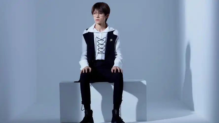 今日份男孩易烊千玺帅气金丝眼镜写真