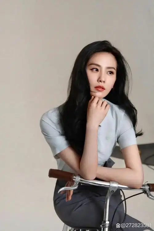 这个小姐姐好美好有气质哦! 原来是刘诗诗同学[鲜花]