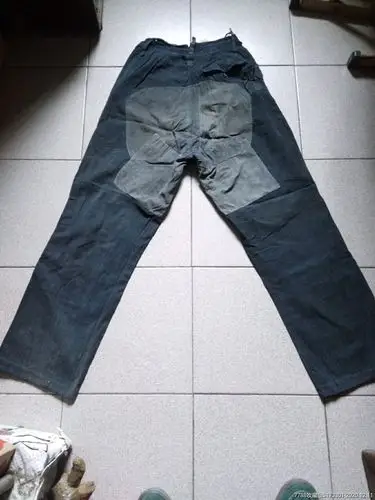 老补丁裤子有破有补有褪色
