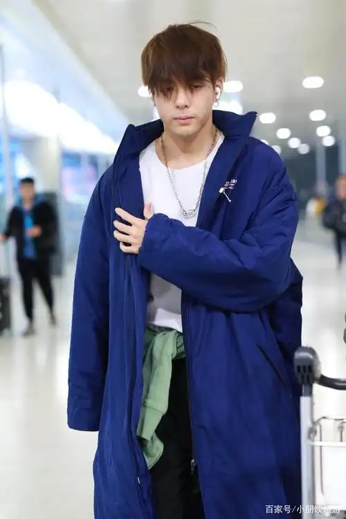曾舜晞造型更新 裹棉被现身,顺毛刘海表情寡淡"丧"出新高度