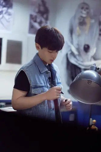 邓伦密逃水洗牛仔造型留顺毛短发清爽简约