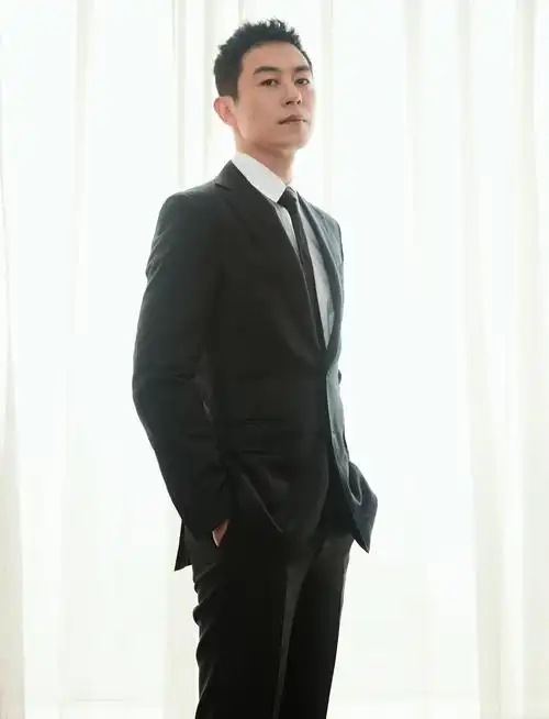 朱亚文亮相抗美援朝70周年纪念晚会 与何冰朗诵《冰血长津湖》__凤凰