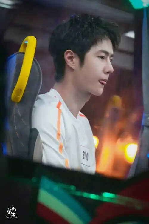 王一博刚准备啃指甲就被喊得忍住了##王一博在法国