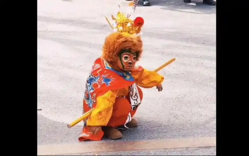 今年火爆全网的社火小猴子