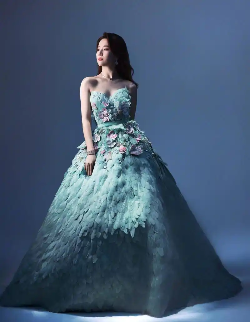 刘亦菲微博之夜齐胸蓝色羽毛礼服写真