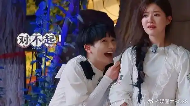 周深怀疑赵露思是卧底 偷撕掉她名牌,结果竟撕错了!