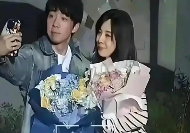 俞灏明老婆晒照宣传,脸僵硬不敢认,面相变了,但两人很有夫妻相