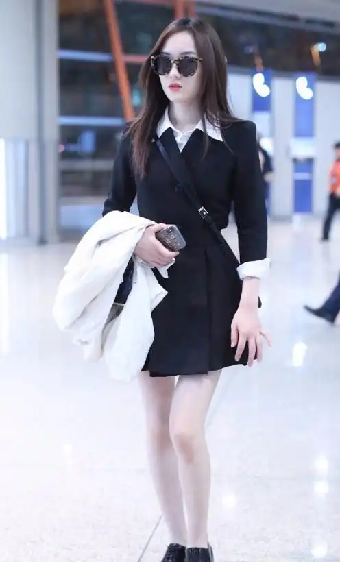 赵嘉敏真的没谁了九分裤加帆布鞋竟让她脚踝都不见了瘦过头了