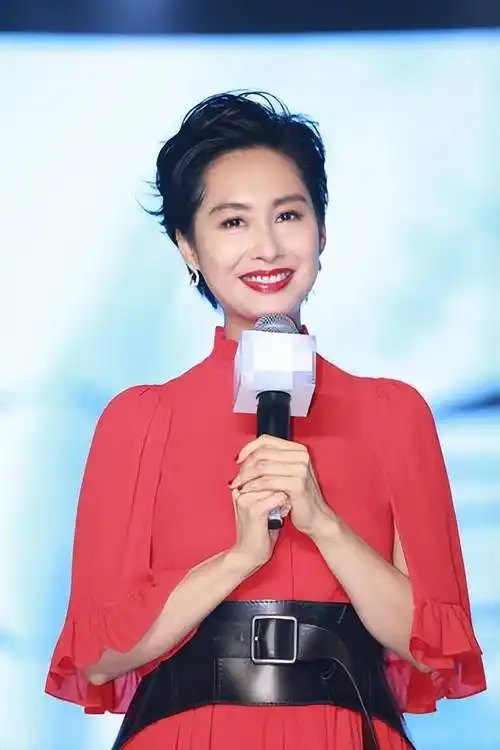 52岁朱茵近照曝光!淡妆出镜大胆自信,脸上皱纹令人感慨岁月无情