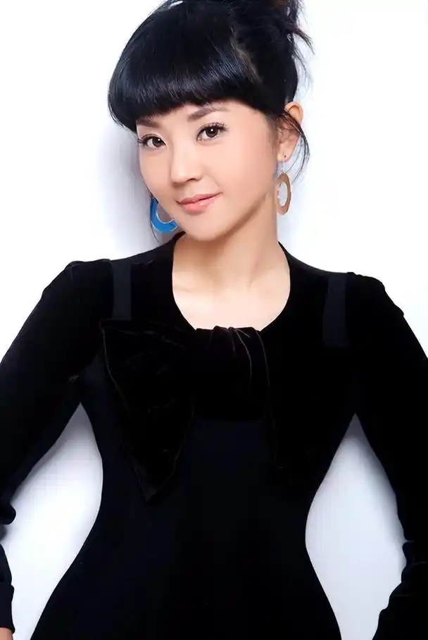 主持人方琼:15岁父亲离世,成为她一生的遗憾,嫁给大丈夫获幸福