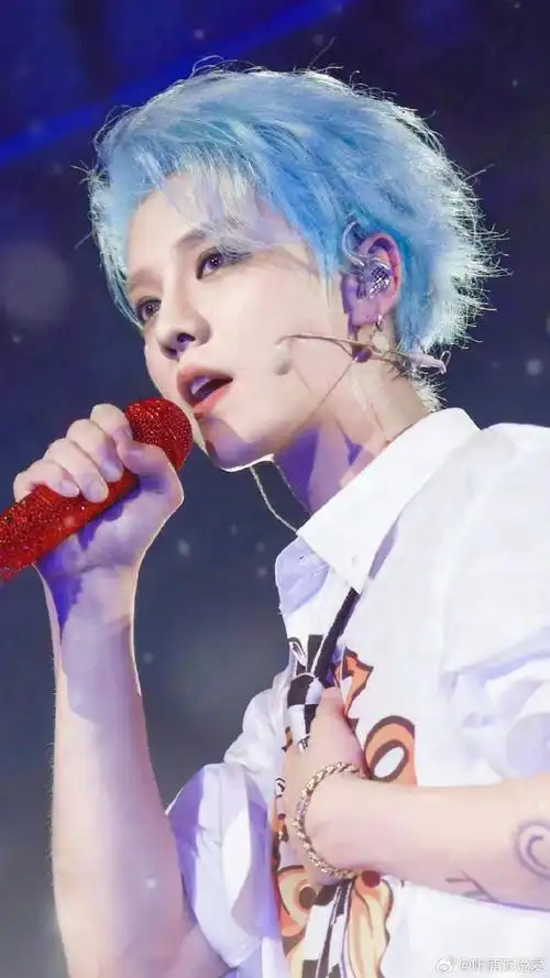 北京场银发,广州蓝发,重庆粉发所以鹿晗下一场会是什么颜色的头发?