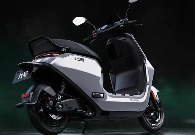 九号m85c电动车减震可以的,前轮为油压弹簧减震,骑行超级舒适,能够