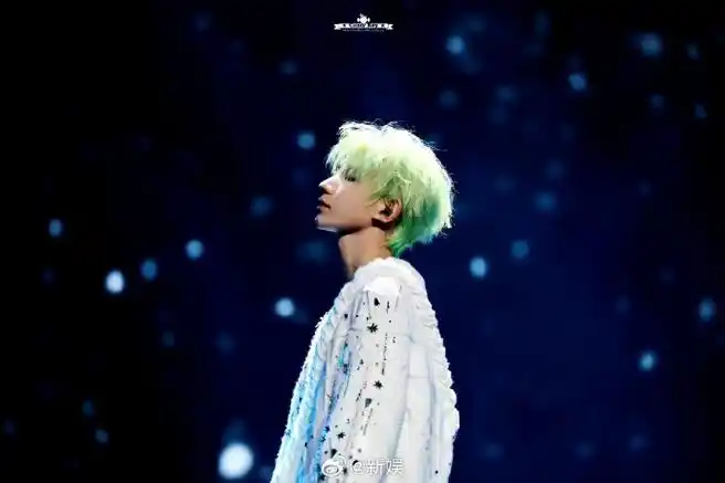 王源发尾挑染#轻松驾驭各种发色的源哥也太帅了!