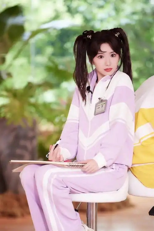 毛晓彤超话#毛晓彤y2k编发好甜#今天是青环大学医学院新生,双马尾学妹